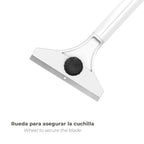 Raspador com cabo metálico e lâmina de 10 cm.