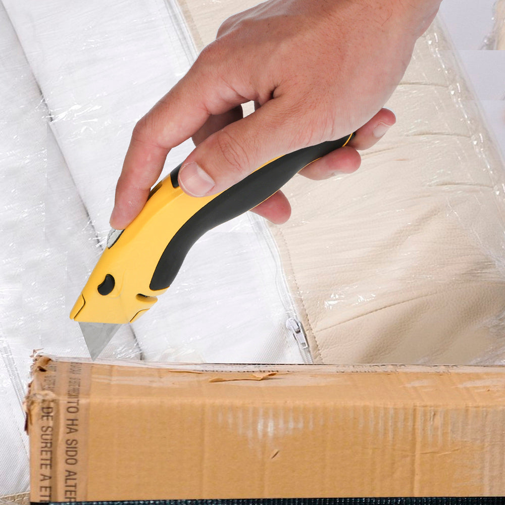 Cutter with 20 mm retractable blade, quick blade change, aluminum housing, rubberized grip. Professional use