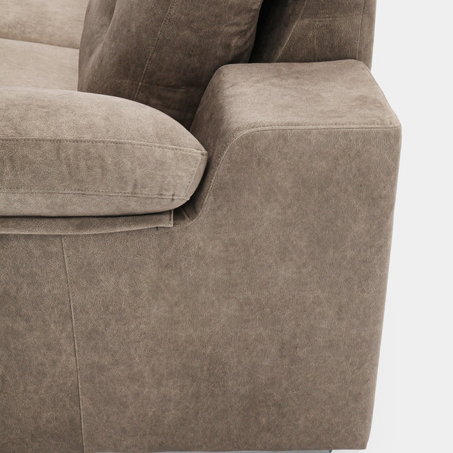 Sofá de tres plazas marrón cómodo para salón moderno