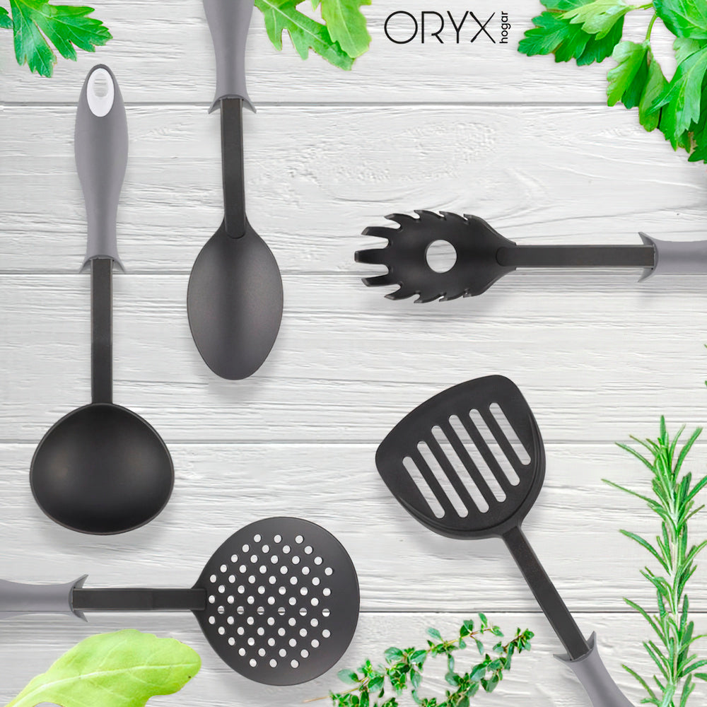 Nylon kitchen scraper spatula with anti-drip rubberized handle 34.5 x 11 cm