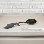 Escumadeira de cozinha em nylon com cabo antipingos emborrachado 35 x 11,7 cm