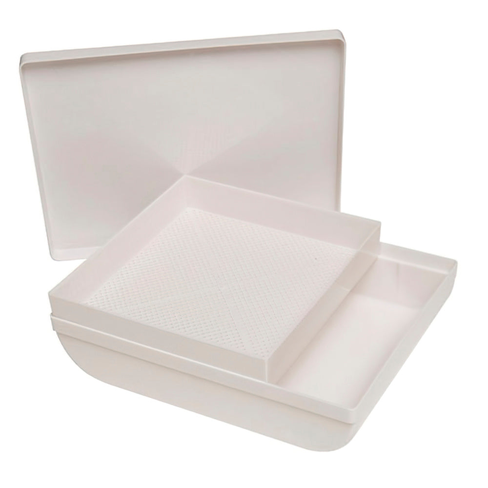 Plastic flour sifter with lid