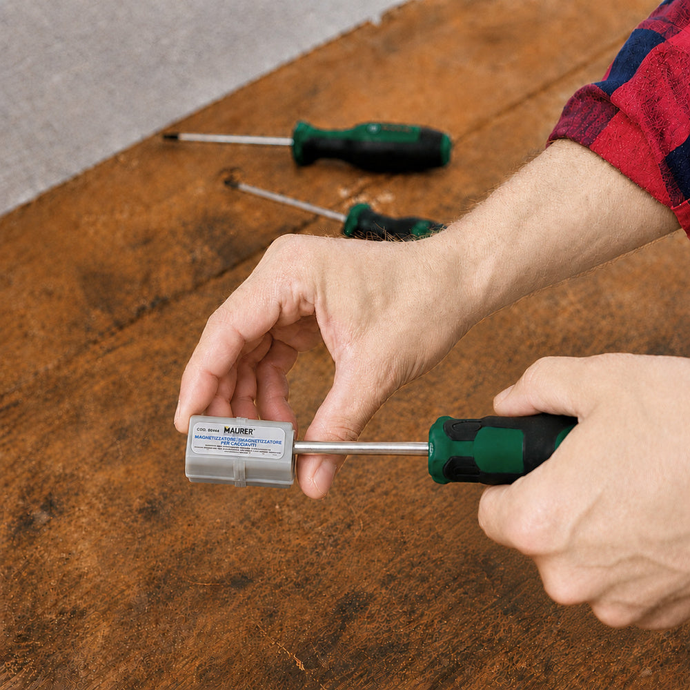 Magnetizer - demagnetizer for screwdriver
