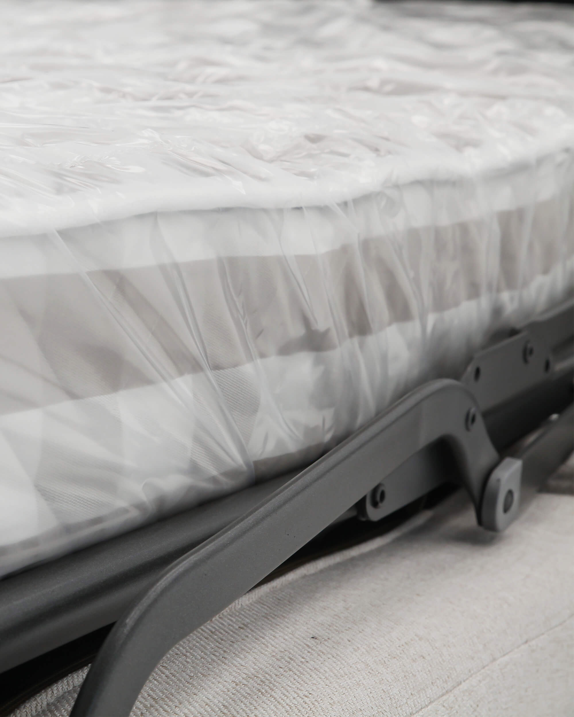 Sofá cama con apertura italiana y tapizado beige | 3 plazas