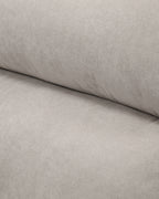 Sofá-cama de 3 lugares bege, resistente a manchas, para uma sala de estar moderna.