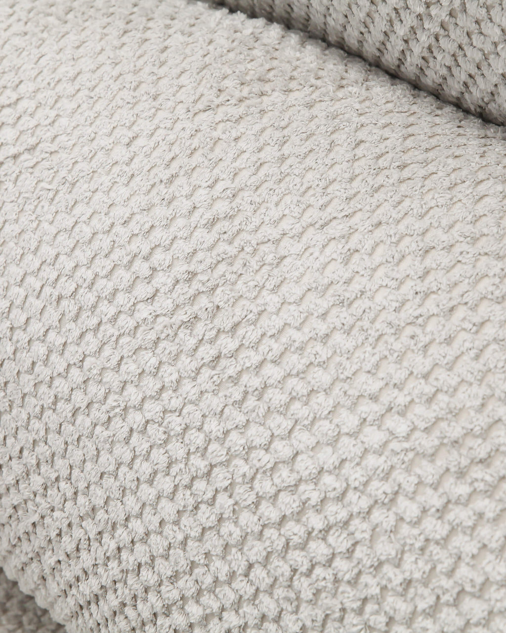 Sofá de tres plazas gris bicolor con texturas suaves