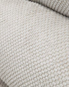 Sofá de tres plazas gris bicolor con texturas suaves