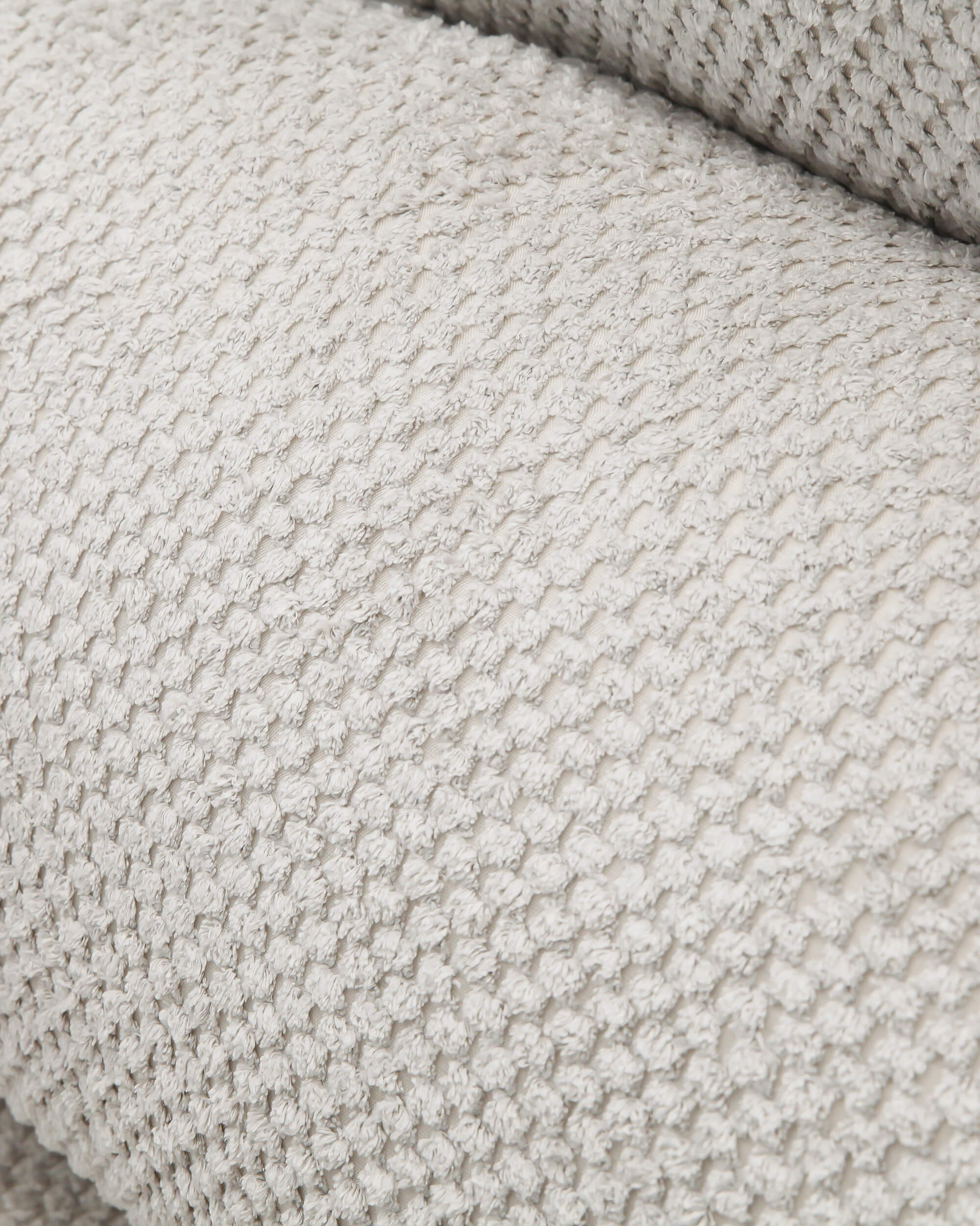 Sofá de tres plazas gris bicolor con texturas suaves