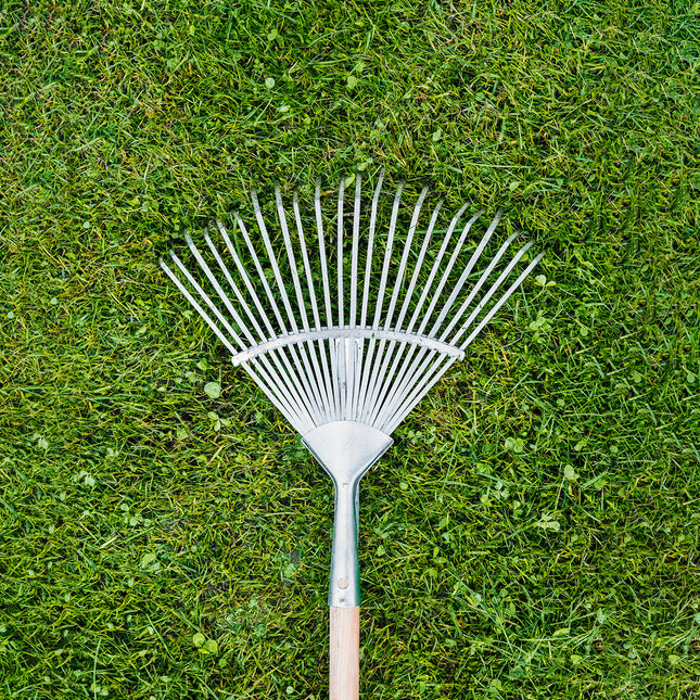 Rastrillo metálico para jardín ancho regulable 31,5 a 43,5 cm. rastrillo hojas, cepillo jardín, escoba metalica, escoba jardín
