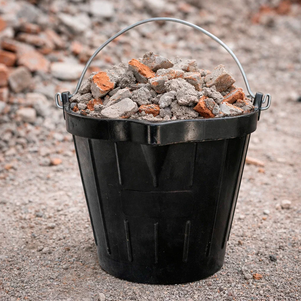 Balde de obra industrial em borracha de 10 litros com bico. Base e laterais reforçadas. Espessura de 1 cm, espuerta de obra, balde de borracha de obra.