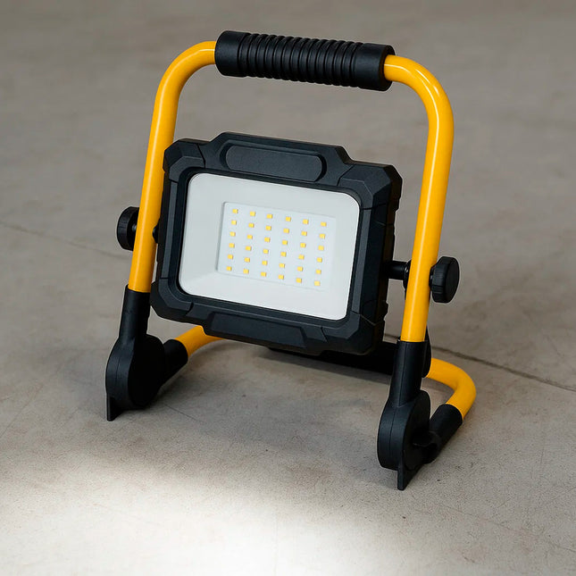 Foco LED plano 30 watt. luz blanca 4000º k IP 65 3300 lumenes con asa de transporte