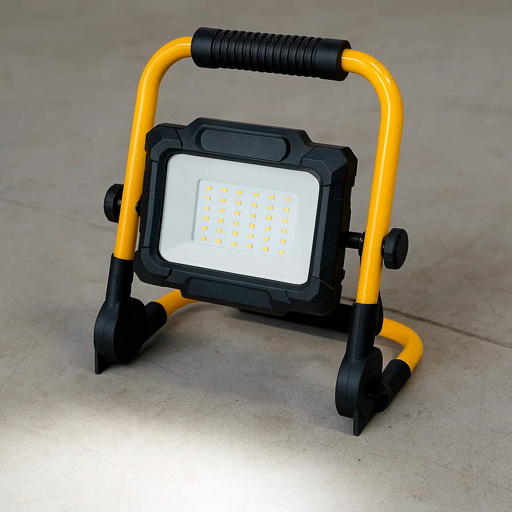 Foco led plano 30 watt. Luz blanca 4000º k ip 65 3300 lúmenes con asa de transporte
