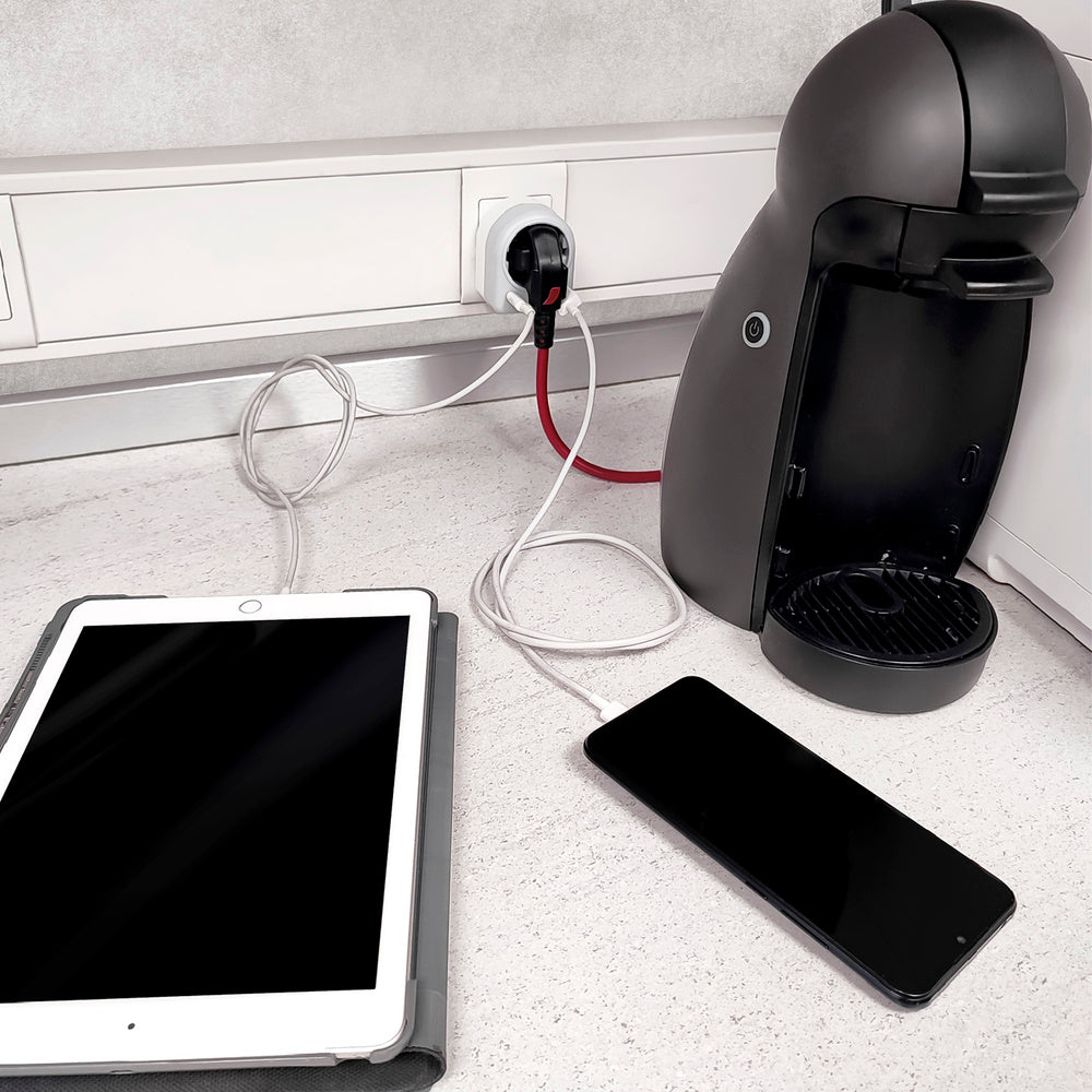 Enchufe / adaptador schuko con 2 tomas, usb a / c. Potencia máxima 3680 w. Cargador móviles, cargador 2 tomas, adaptador móviles