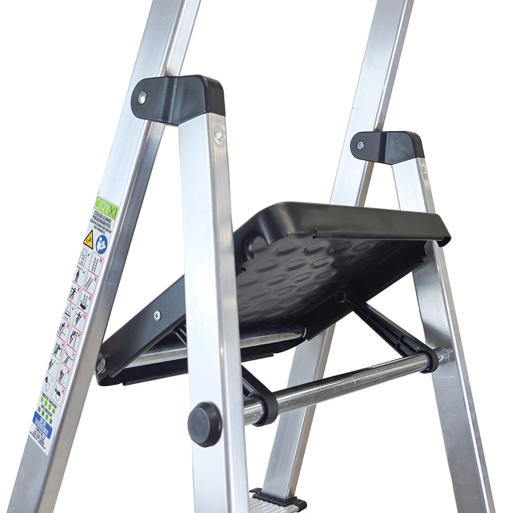 Escalera aluminio 5 peldaños uso domestico certificada en 131 con bandeja para herramientas.