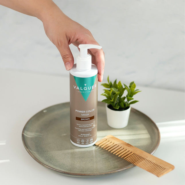 Mascarilla color castaño para cabello entre coloraciones