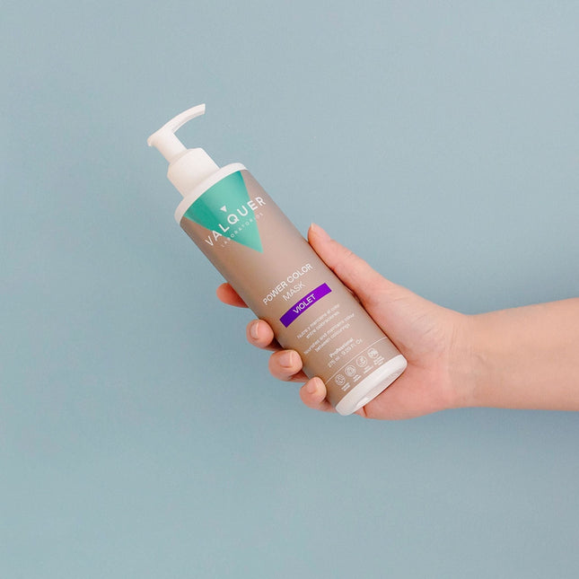 Mascarilla de color violeta para cabello teñido con brillo