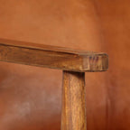 Sillón de cuero auténtico marrón con madera de acacia