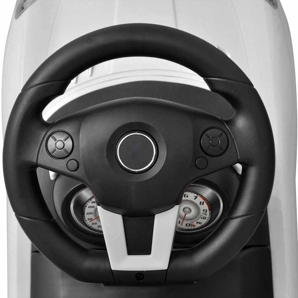 Coche de niños accionado con el pie blanco