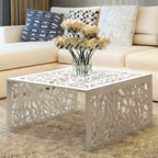 Mesa de centro con diseño geométrico calado aluminio plateado