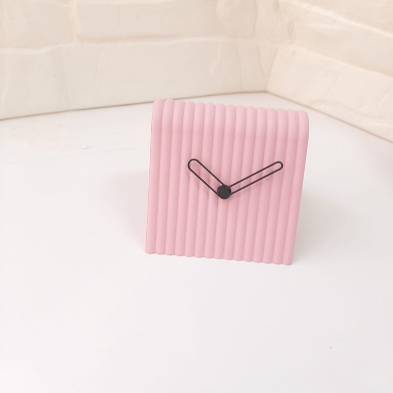 Reloj de Mesa Mini en 3D – Diseño Moderno en Forma de ARelojHome & Garden > Decor > Clocks > Desk & Shelf Clocks > Desk Clocks