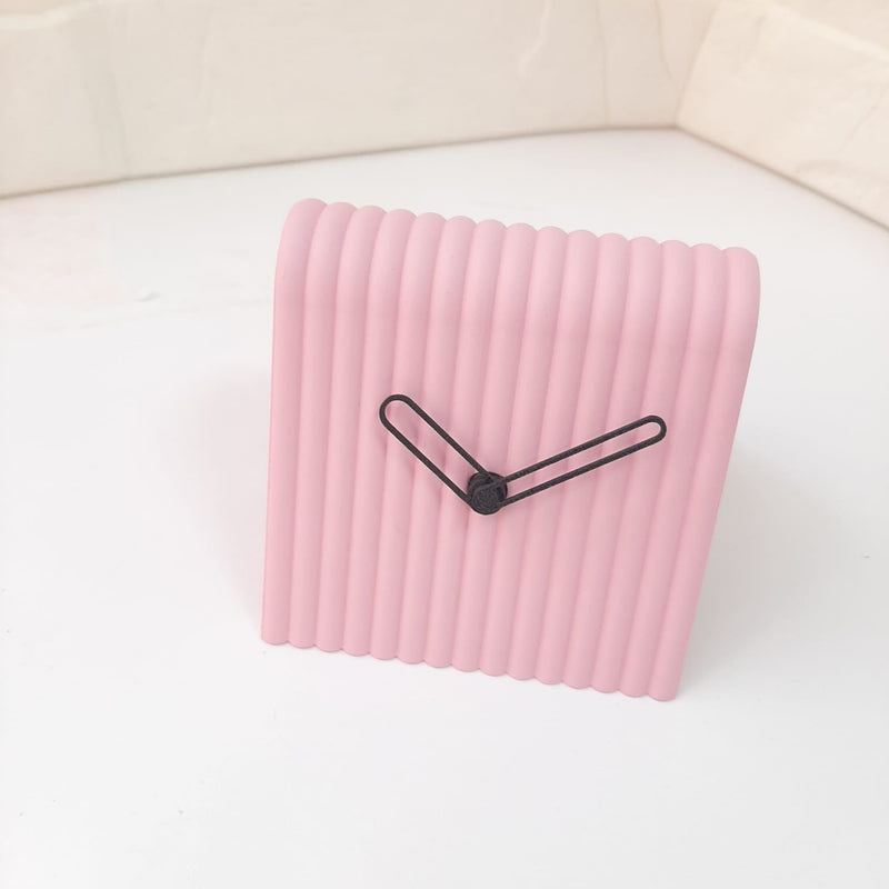 Reloj de Mesa Mini en 3D – Diseño Moderno en Forma de ARelojHome & Garden > Decor > Clocks > Desk & Shelf Clocks > Desk Clocks