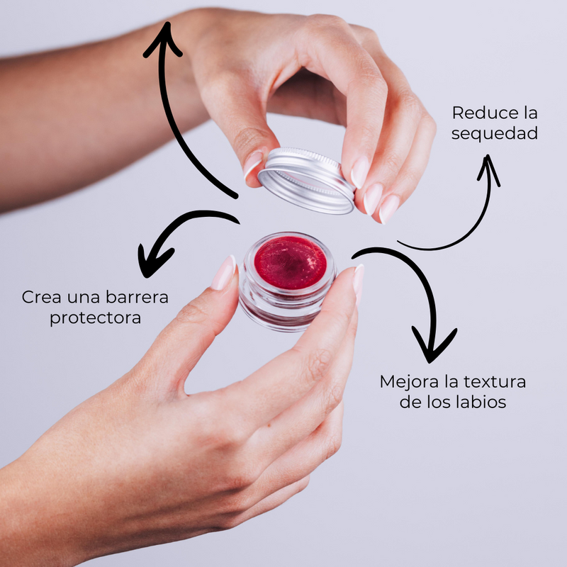 Bálsamo labial hidratante con color rojo y aroma a fresa