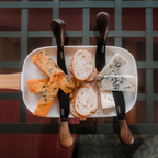 Tabuleiro de porcelana para snacks com pega de bambu
