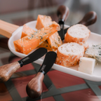 Tabuleiro de porcelana para snacks com pega de bambu