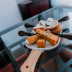 Tabuleiro de porcelana para snacks com pega de bambu