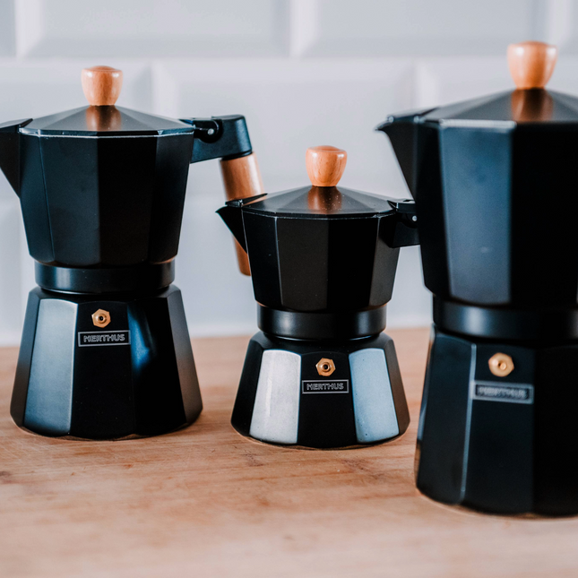 Cafetera Italiana Inducción Negra con Detalles en Madera