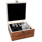 Set de whisky con copas y piedras en caja de madera