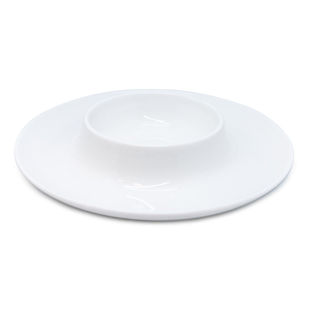 Prato redondo em porcelana para aperitivos com compartimento para molho.