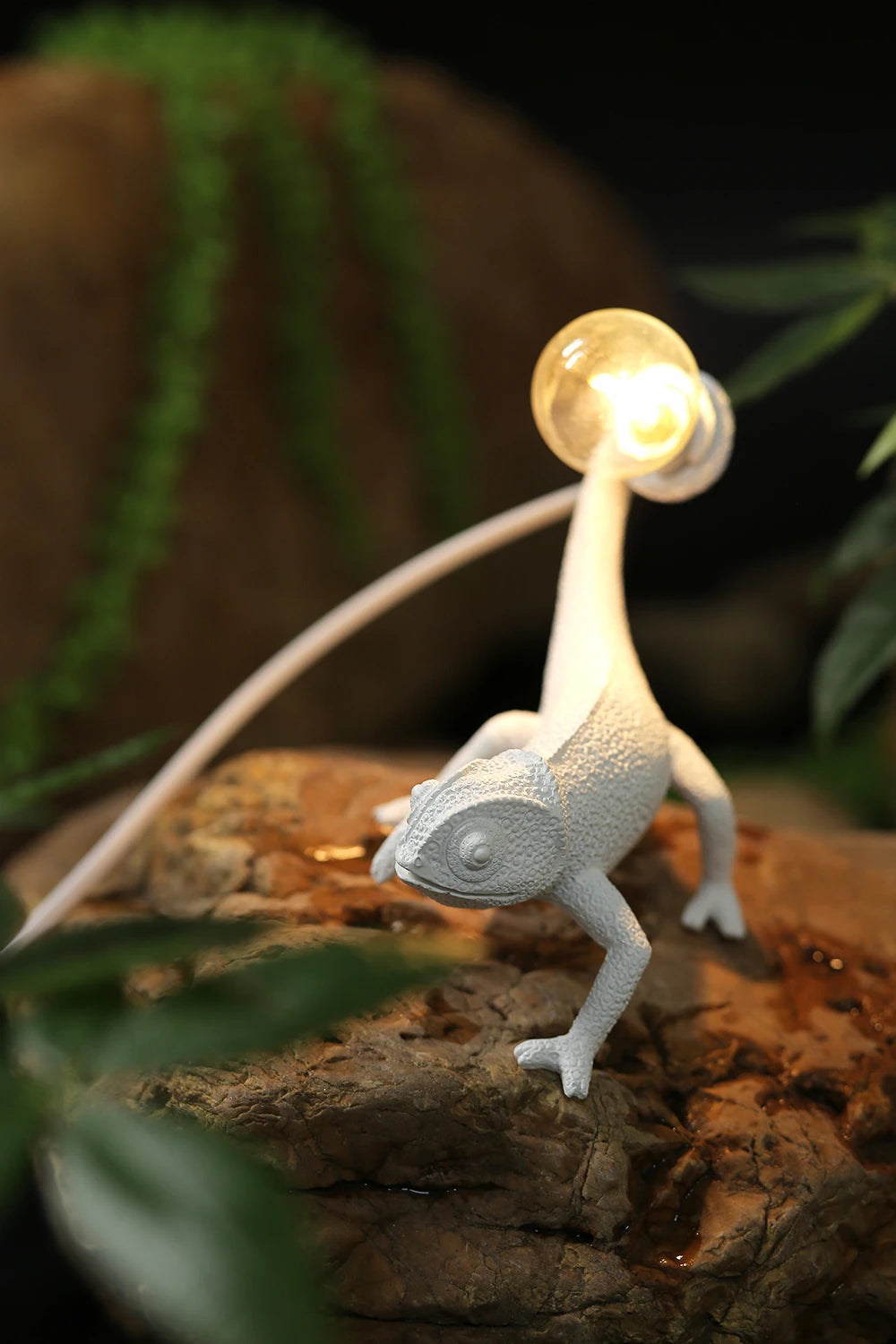 Lámpara de mesita de resina con forma de camaleón, luz de noche para dormitorio