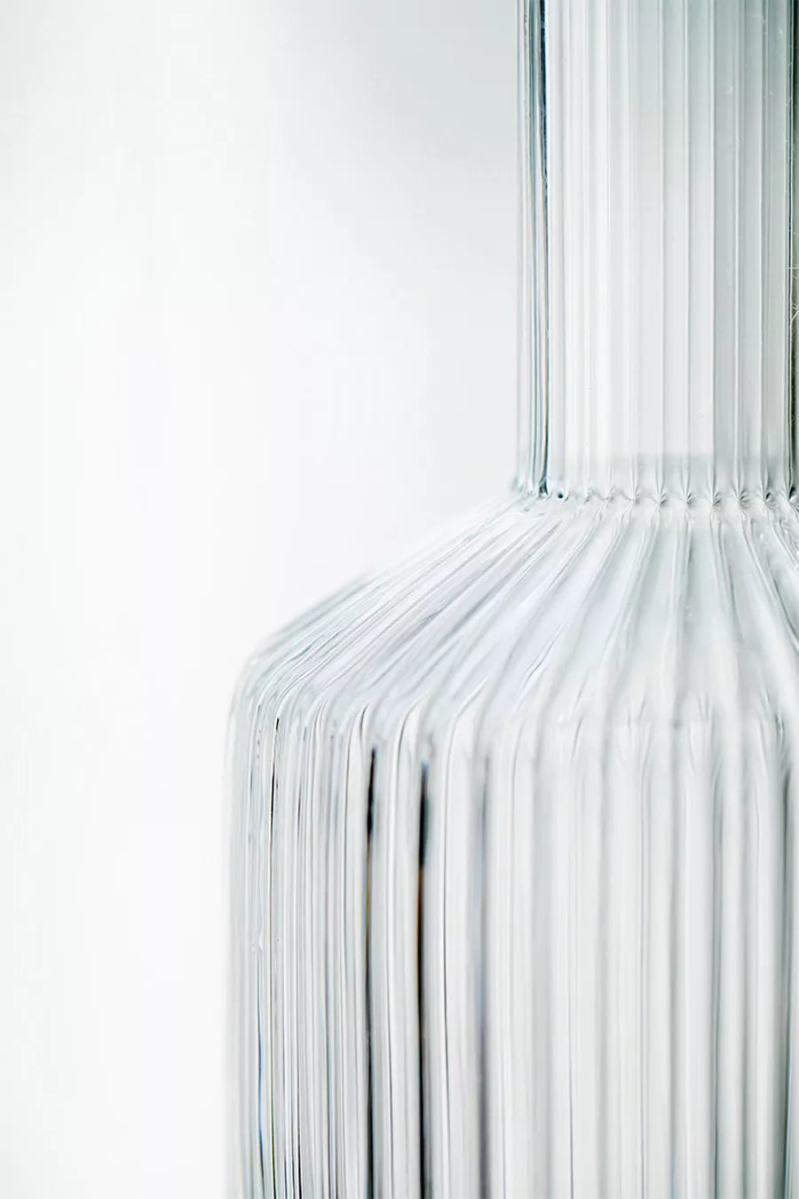 Botellas con vaso a juego de vidrio transparente útiles y decorativas
