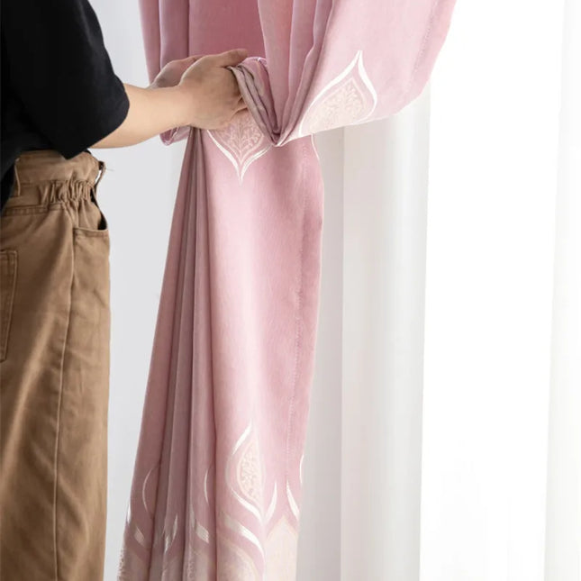 Thick, printed window curtains in blue or pink