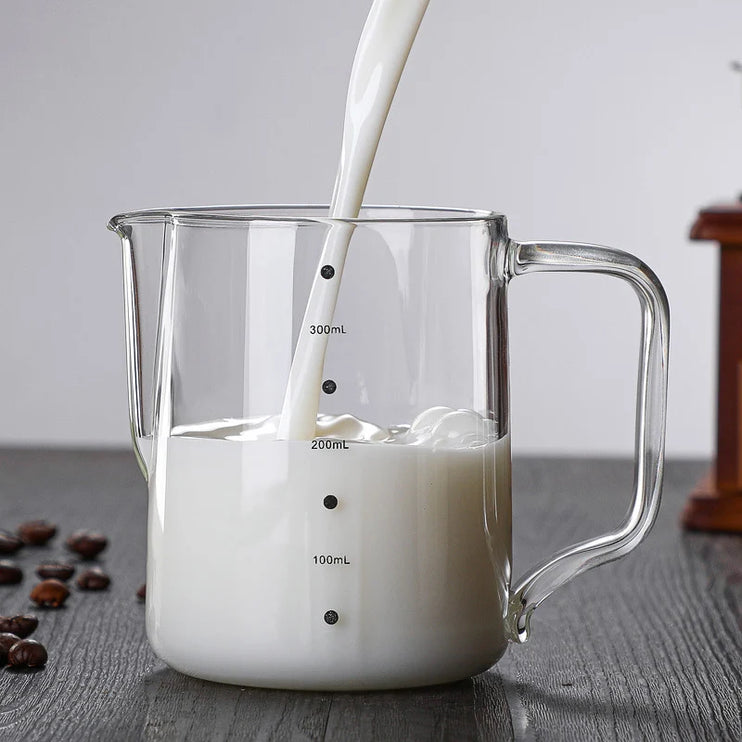 Jarras de barista para hacer espuma de leche