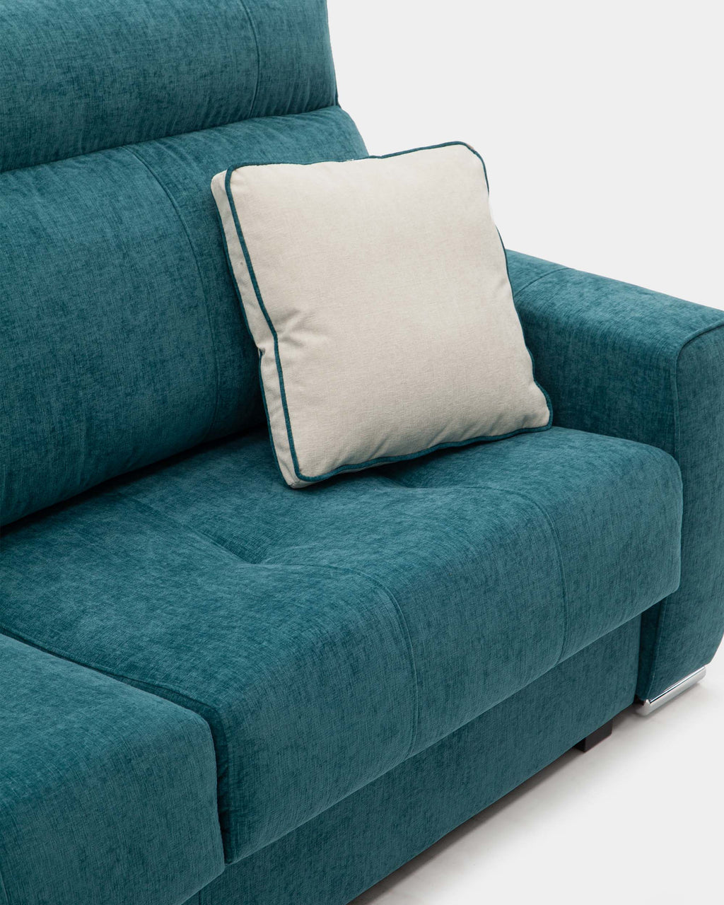 Sofá-cama azul deslizante com almofadas para hóspedes