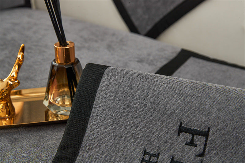 Cubiertas individuales para sofá con bordado Friend en colores neutros by Backinghome