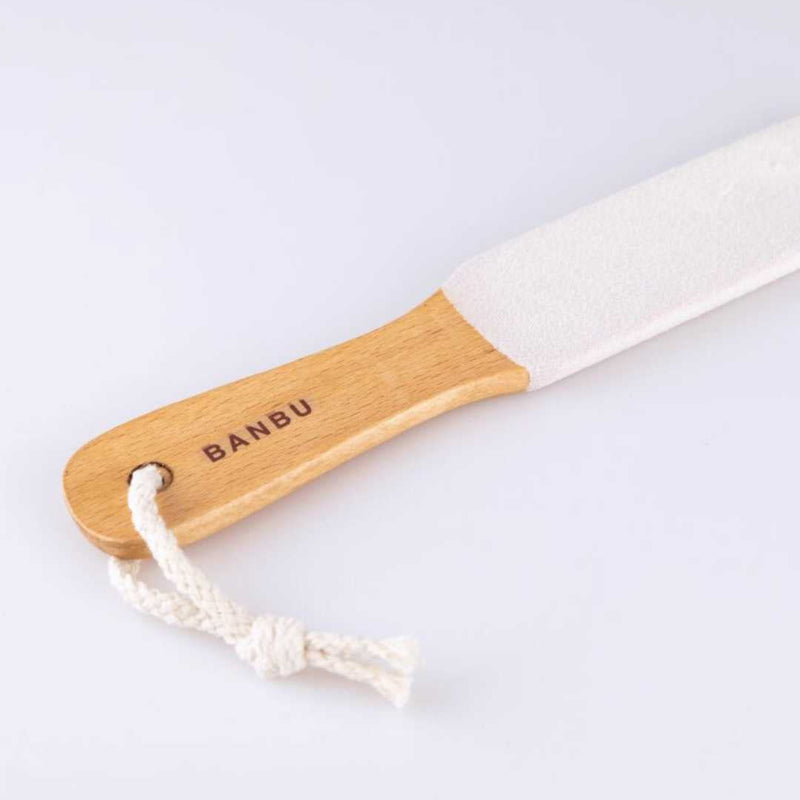 Raspador exfoliante de pies de madera para cuidado en casa