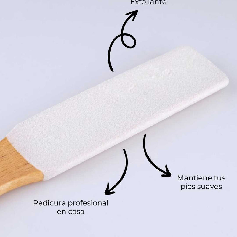 Raspador exfoliante de pies de madera para cuidado en casa