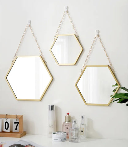 Miroir acrylique de forme géométrique avec chaîne suspendue