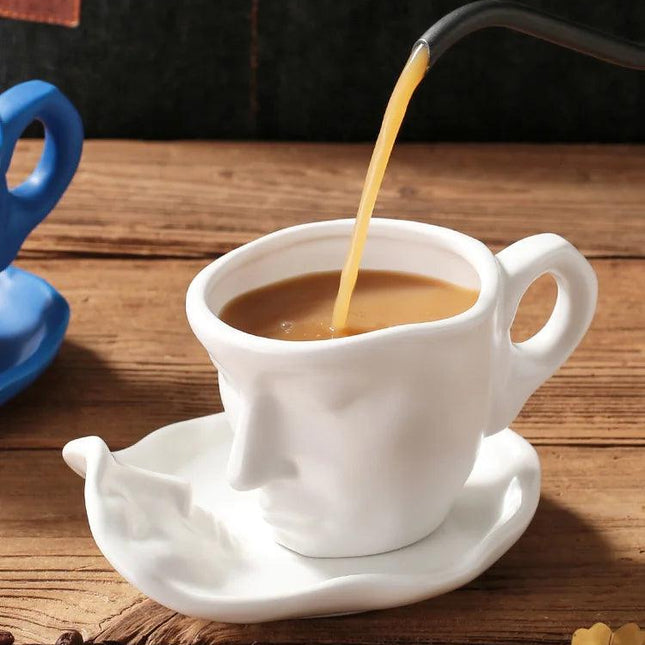 Tasse à café en céramique avec soucoupe et cuillère à visages abstraits