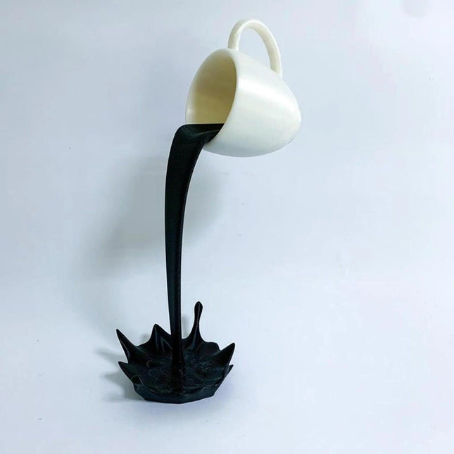 Sculpture de tasse à café flottante avec déversement et éclaboussure, décoration créative