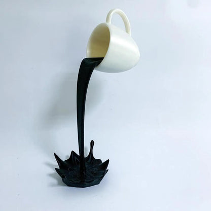 Escultura de taza de café flotante con derramamiento y salpicaduras, decoración creativa