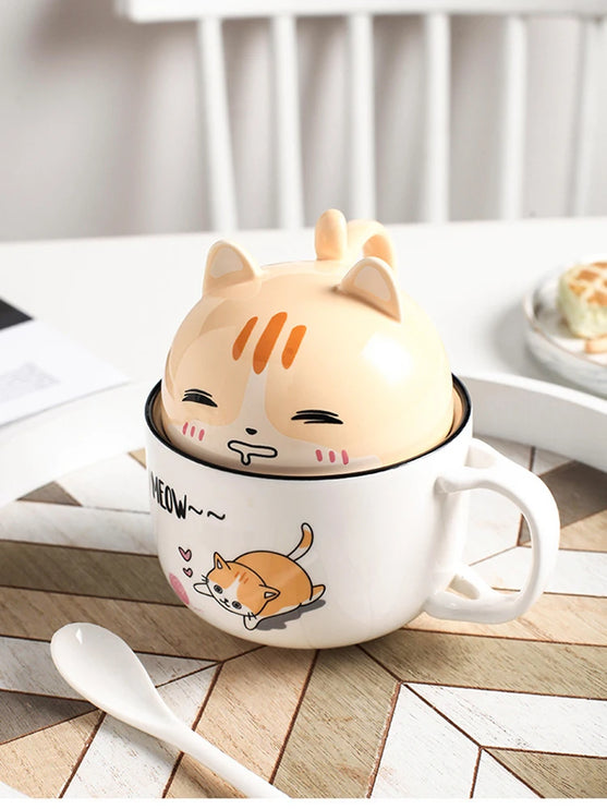 Tazas de café con tapas y cuchara de animales