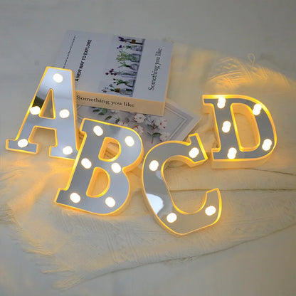 Luces LED plateadas con forma de letras