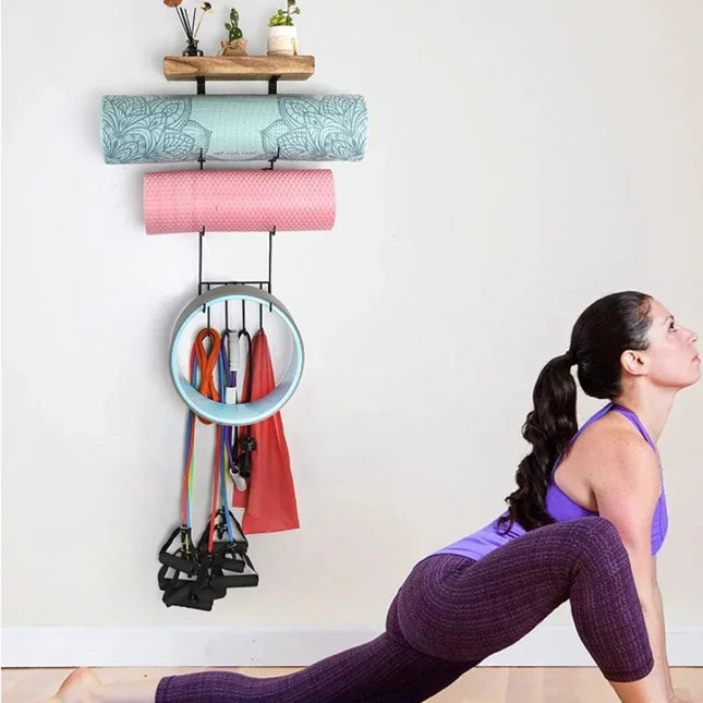 Soporte de pared para esterilla de yoga con estante de madera y ganchosEstantes