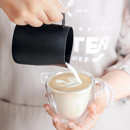 Jarras de barista para hacer espuma de leche