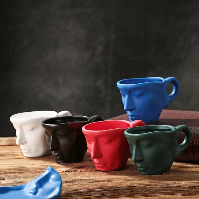 Tasse à café en céramique avec soucoupe et cuillère à visages abstraits