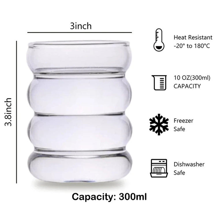 Vasos y pajitas de vidrio con ondulaciones